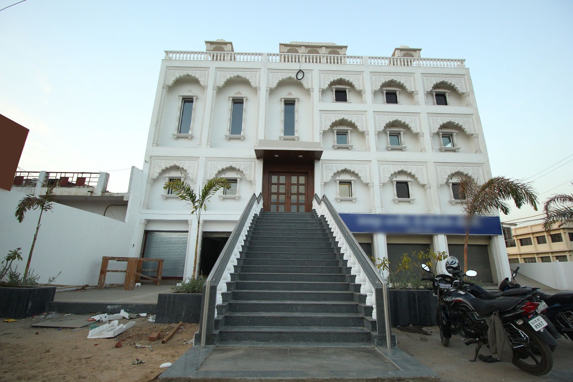 Oyo 3783 Hotel Bhavani Palace Sātej Exterior photo